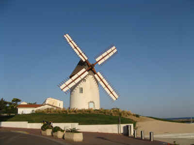 le moulin de la conchette de Jard avec ses ailes habilles